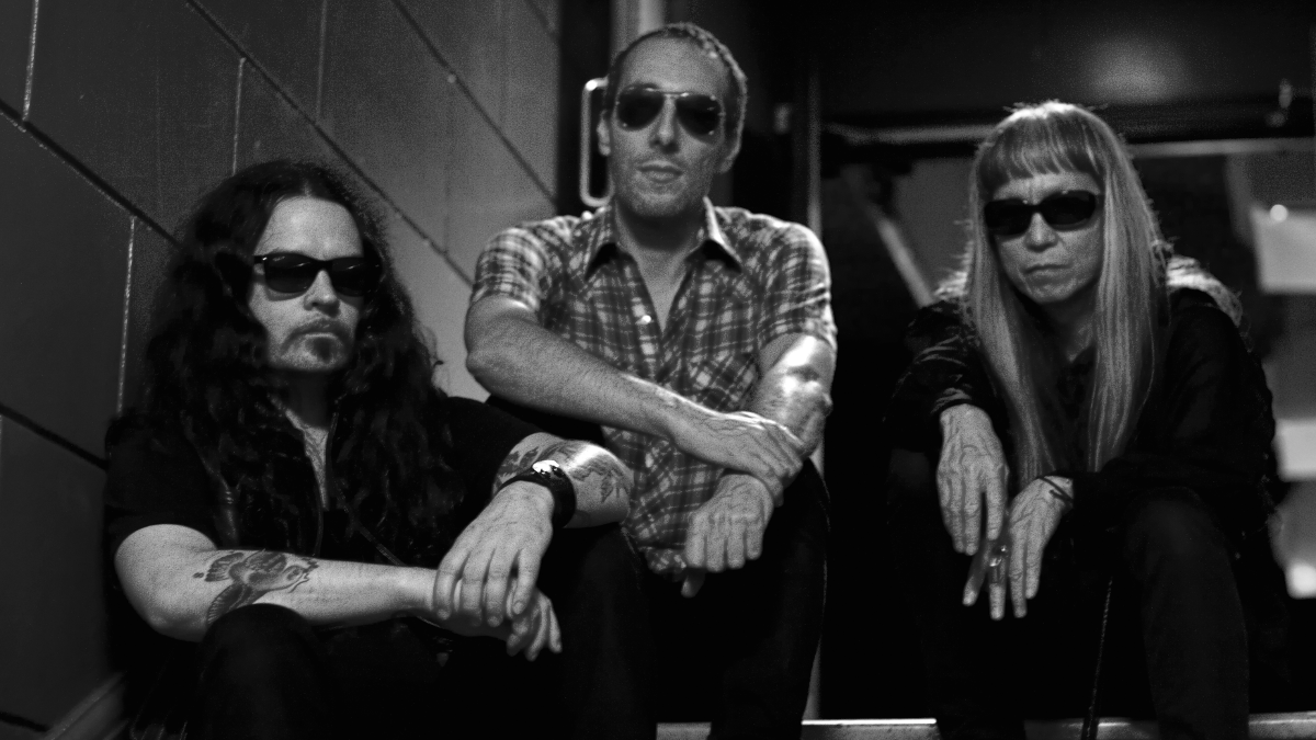 Nazoranai backstage at The Scala